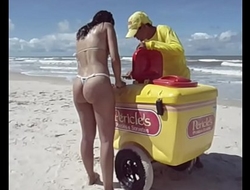 Fiestacasaldf: Esposa de micro bikini comprando picolé_