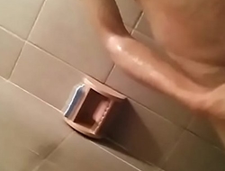 Batendo punheta no banho