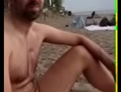 chaquetero en playa nudista