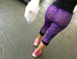 Candid amazing Latina with jiggly phat ass in leggings part 2